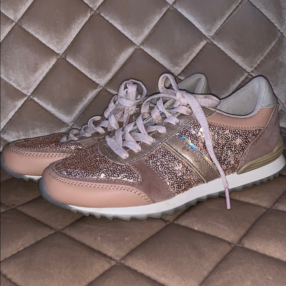 Tennis shoes